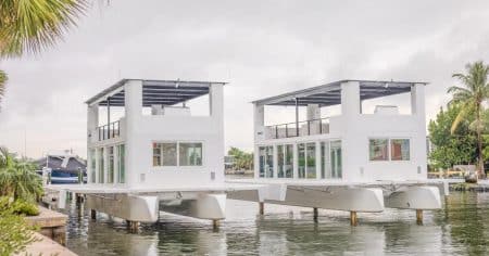 Cette maison flottante futuriste de 15 m s&rsquo;élève au-dessus des vagues pour seulement 900 000 $ : une île sur pilotis !