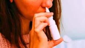 Cette nouvelle pulvérise les normes : un spray nasal révolutionnaire pour traiter la dépression et le stress post-traumatique