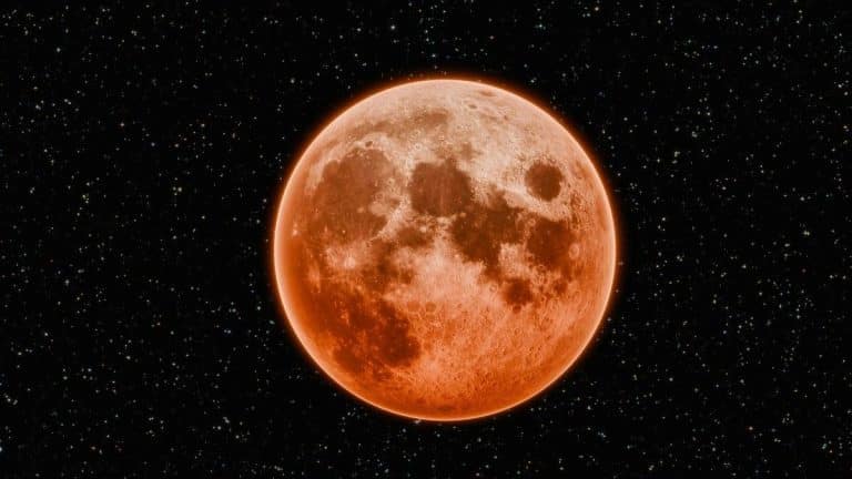 Cette structure titanesque cachée sous la Lune pèse autant que 7 pyramides de Khéops et défie toute explication humaine