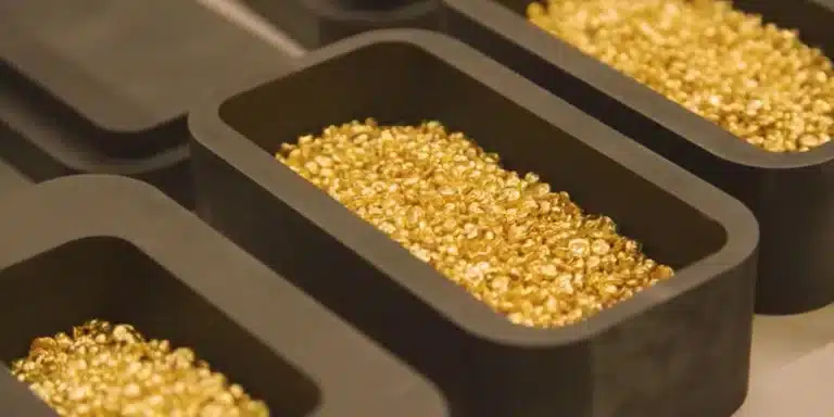 Fabriqué avec des déchets électroniques, ce bijou en or signé Royal Mint bouleverse le luxe et l’écologie