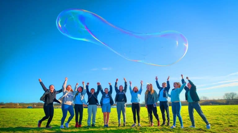 84 minutes en l’air : ces étudiants anglais font léviter une bulle et pulvérisent un record mondial