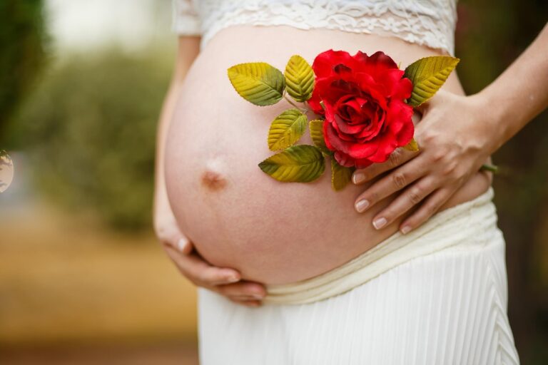 Avant même de naître, les bébés réagissent à la musique classique : une étude révèle qu’elle calme leur rythme cardiaque