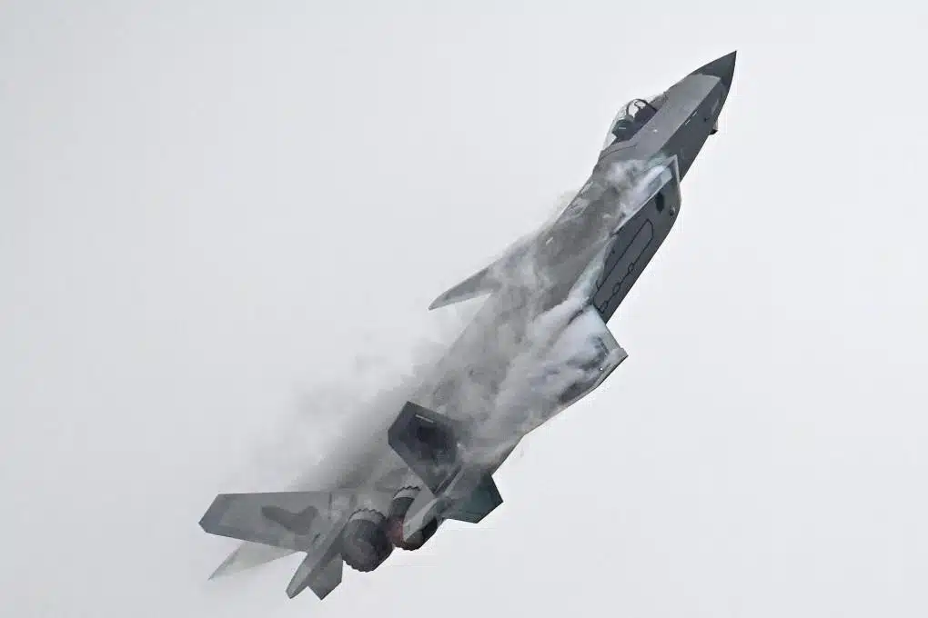 Le J-20 est actuellement le chasseur furtif le plus puissant de la Chine, mais un nouvel avion en cours de développement pourrait bientôt lui ravir ce titre. Photo : CNS/AFP