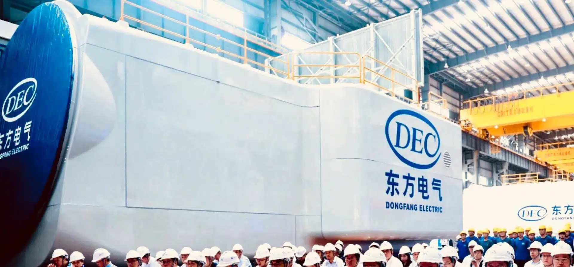 Des employés de Dongfang posent à côté de la nacelle de l'éolienne de 26 MW de l'entreprise.