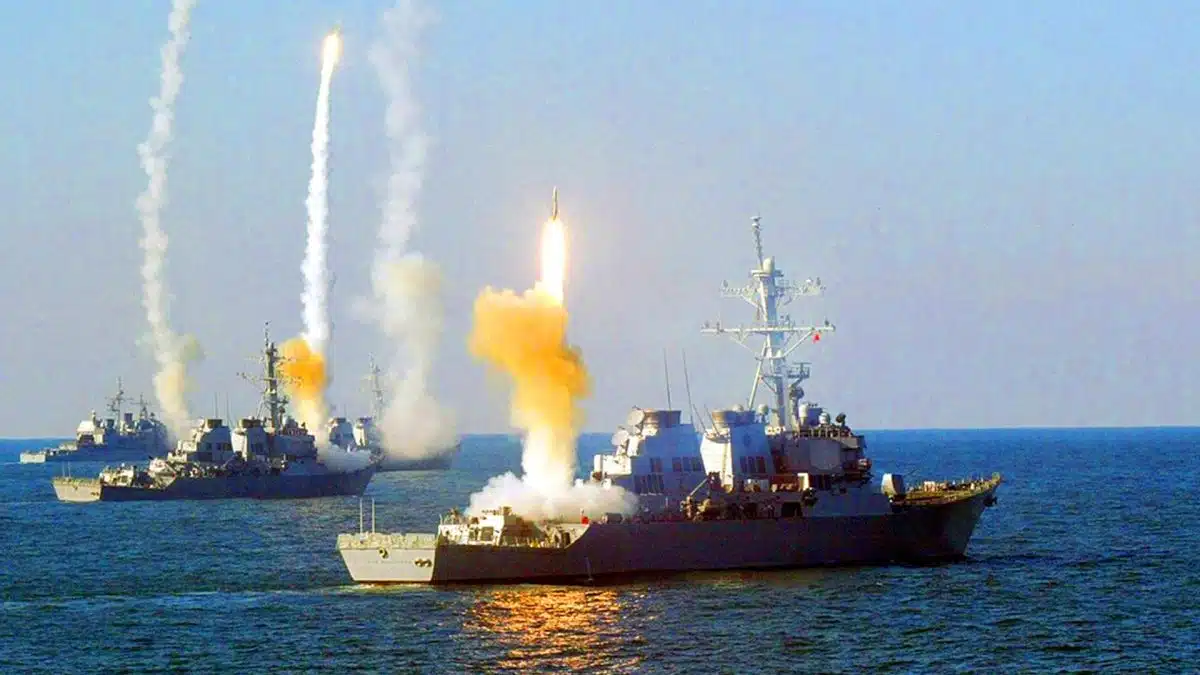 Ce destroyer chinois défie 8 navires US et résiste à 32 missiles : vers une révolution militaire à moindre coût
