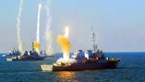 Ce destroyer chinois défie 8 navires US et résiste à 32 missiles : vers une révolution militaire à moindre coût