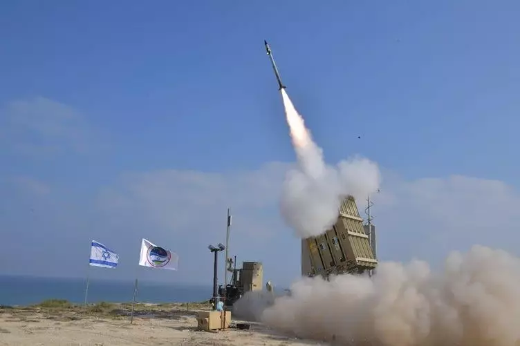 Lancement d'une fusée depuis un système mobile de défense antimissile ministère de la défense israélien