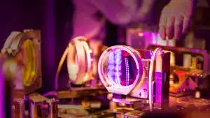 Ce laboratoire américain décuple l&rsquo;efficacité des accélérateurs laser-plasma grâce à un simple filet d&rsquo;eau : une révolution en marche