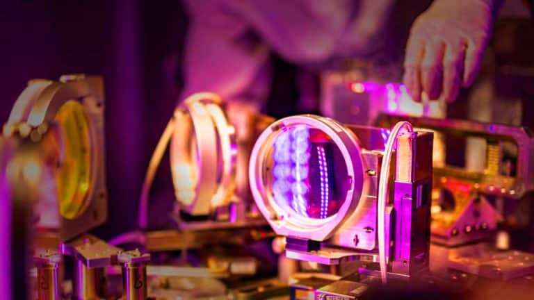 Un simple filet d’eau pour décupler la puissance des accélérateurs laser-plasma : ce laboratoire américain bouleverse la physique