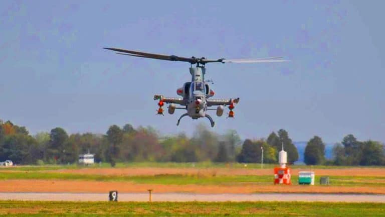 Pour la première fois au monde, un hélicoptère tire un missile mystère capable de frapper à 240 km