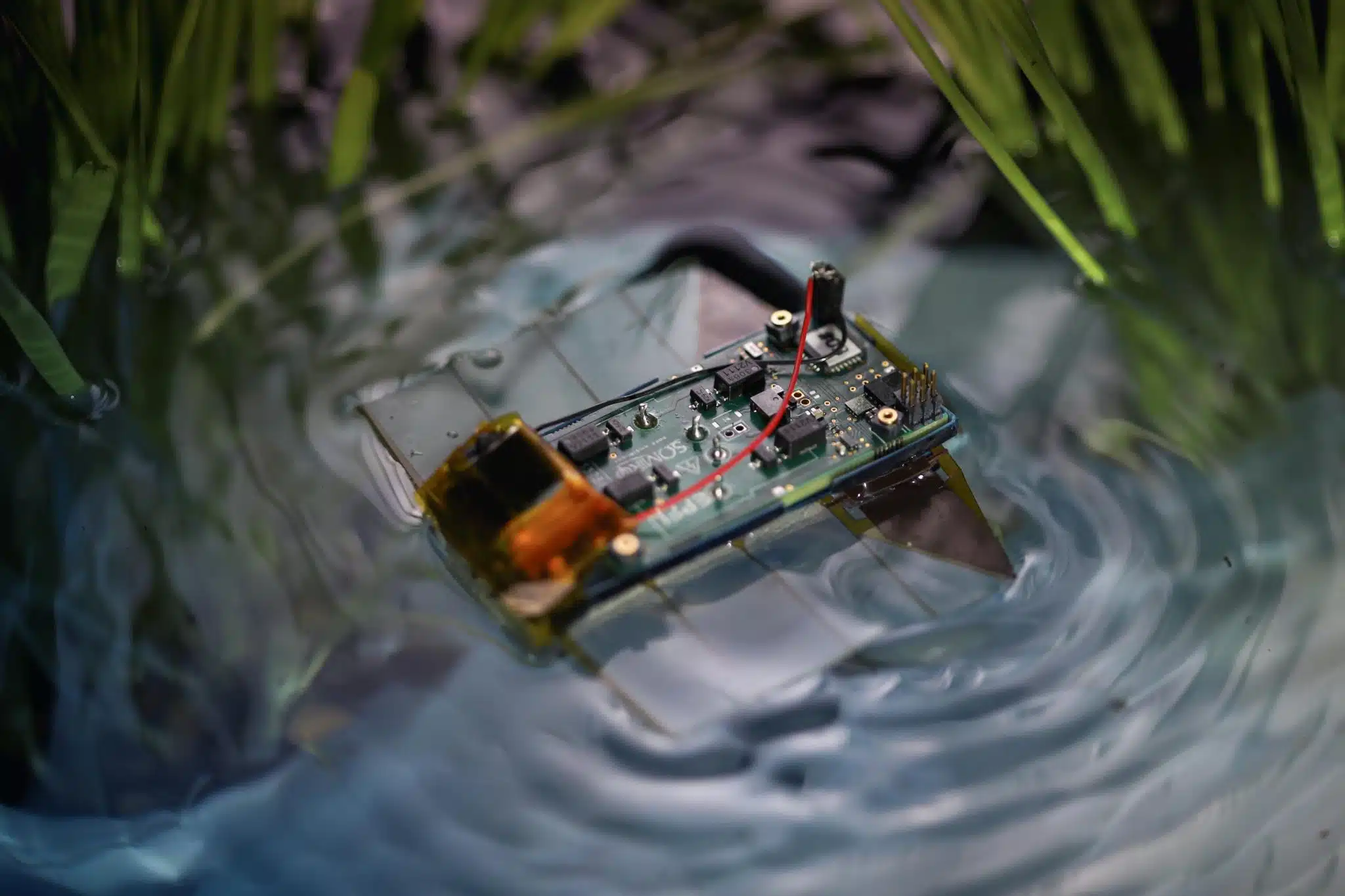 Ce robot est idéal pour des environnements tels que les étangs, ne représentant aucun danger pour les animaux et évitant les enchevêtrements.