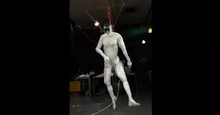 Ce robot humanoïde de Clone Robotics, avec ses 1 000 « muscles » et 200 capteurs, imite le corps humain à la perfection effrayante