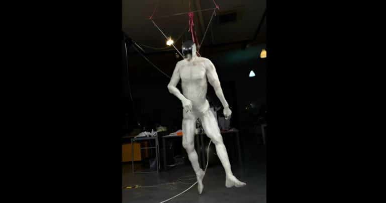 Avec ses convulsions et coups de pied, ce robot humanoïde hyperréaliste semble tout droit sorti d’un cauchemar futuriste