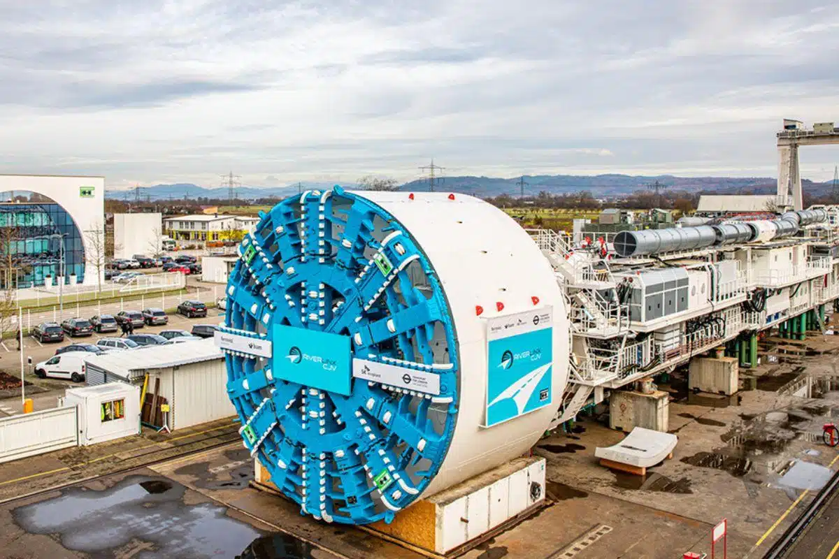La société allemande Herrenknecht Ibérica pourrait concevoir des machines de forage gigantesques pour ce projet, similaires à celles utilisées pour le tunnel de Silvertown à Londres.