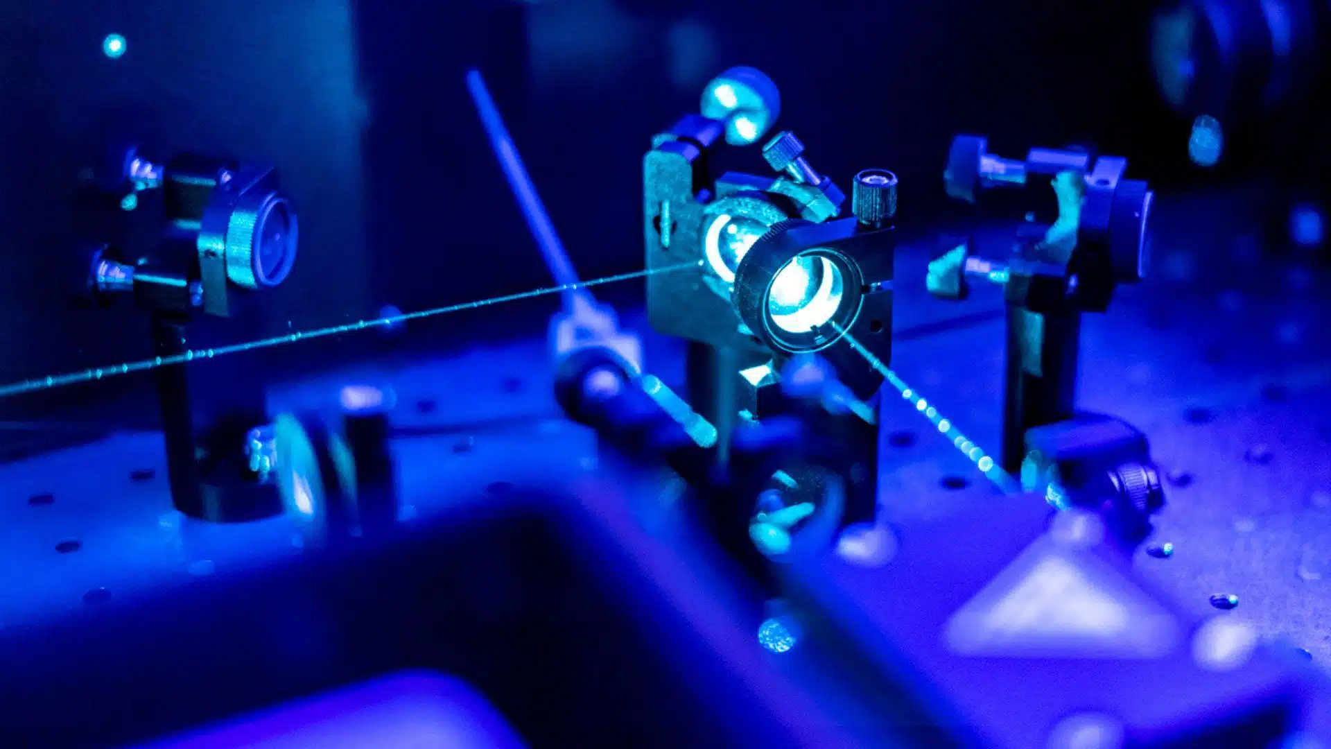Un laser se reflète sur une table optique dans un laboratoire de physique quantique.