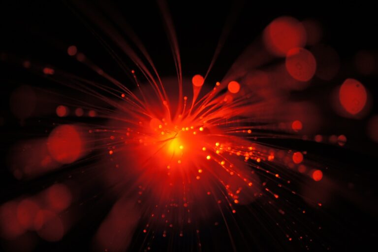 Cette fibre optique ultra-puissante, 10 000 fois plus rapide, pourrait révolutionner l’imagerie cérébrale et propulser Internet dans une nouvelle ère