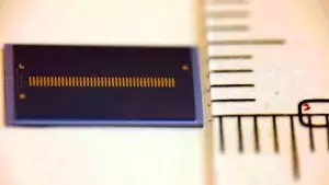 Cette puce microcomb révolutionne le GPS : une précision cent fois supérieure transforme nos satellites en orfèvres du temps
