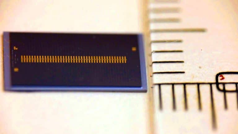 Aussi précis qu’une horloge atomique : cette puce microcomb révolutionne le GPS avec une précision 100 fois supérieure