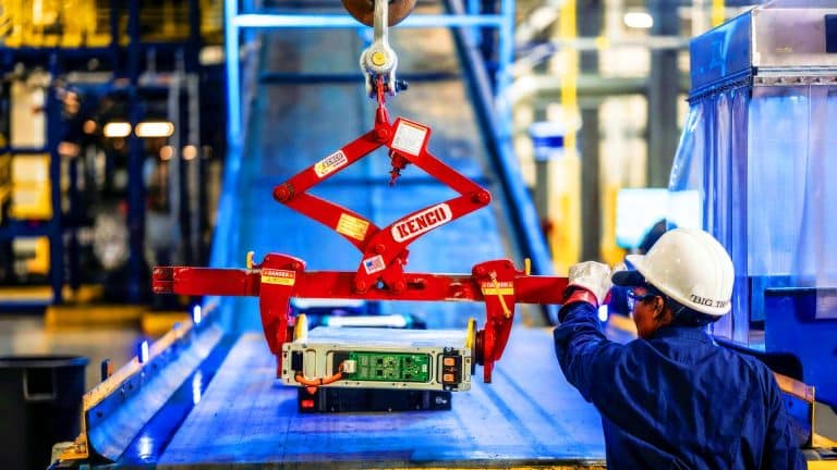 Une technologie révolutionnaire recycle les batteries lithium usagées grâce à de l’huile de cuisson, une avancée écologique majeure