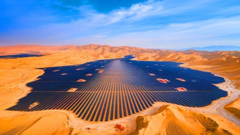 Un désert transformé en centrale géante : la Chine couvre des kilomètres de panneaux solaires et modifie l’écosystème à jamais