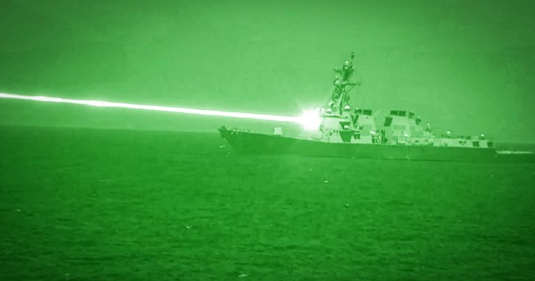 La US Navy passe à l’ère Star Wars : ces lasers autonomes et l&rsquo;IA neutralisent des essaims de drones en une fraction de seconde