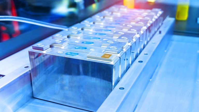 12 000 cycles, soit 10 fois plus que la norme : la Chine opère une révolution avec sa « chirurgie » des batteries lithium