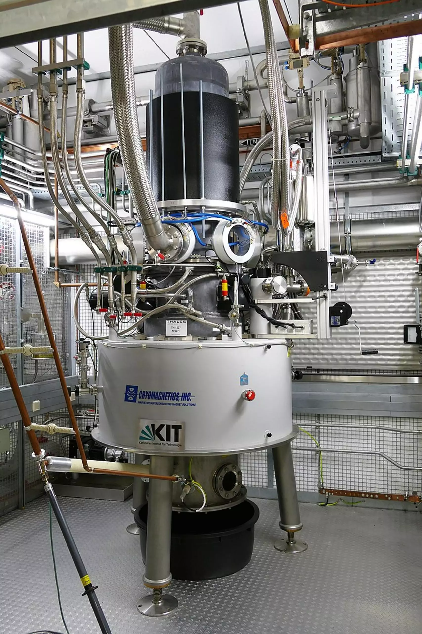 Un gyrotron de 1 MW et 150 GHz est utilisé pour chauffer le plasma dans l'expérience de fusion stellaire Wendelstein 7-X en Allemagne