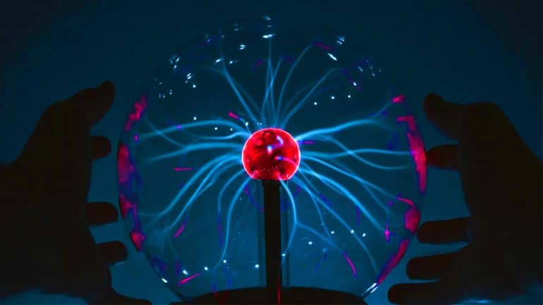 Un plasma surpuissant créé avec des nanotubes de CO₂ et un micro-ondes : une percée scientifique aux implications fascinantes