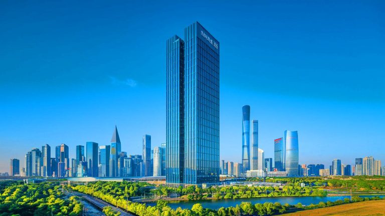 Adieu lithium : ces batteries gravitationnelles géantes de 40 étages en Chine promettent une révolution énergétique sans précédent