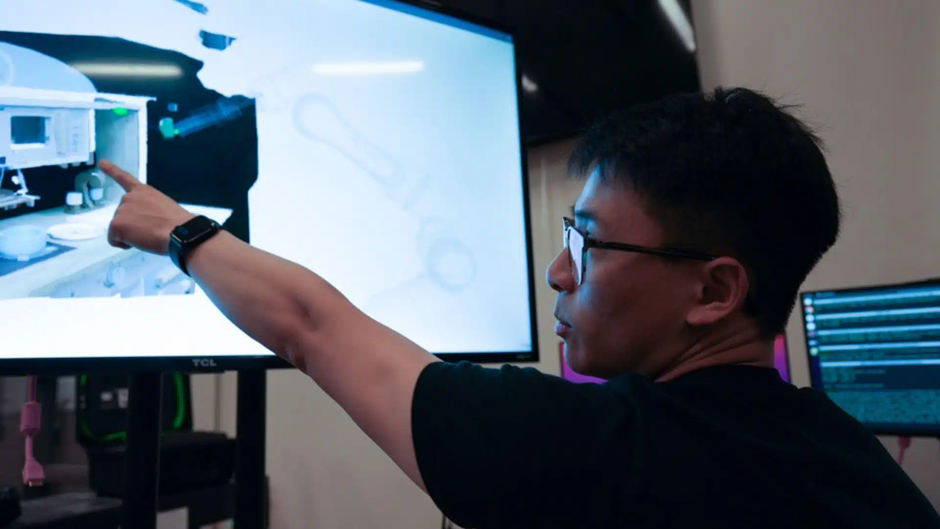 Ce système offre aux utilisateurs la possibilité de rectifier le comportement d'un robot grâce à des interactions simples, comme désigner des objets sur un écran.