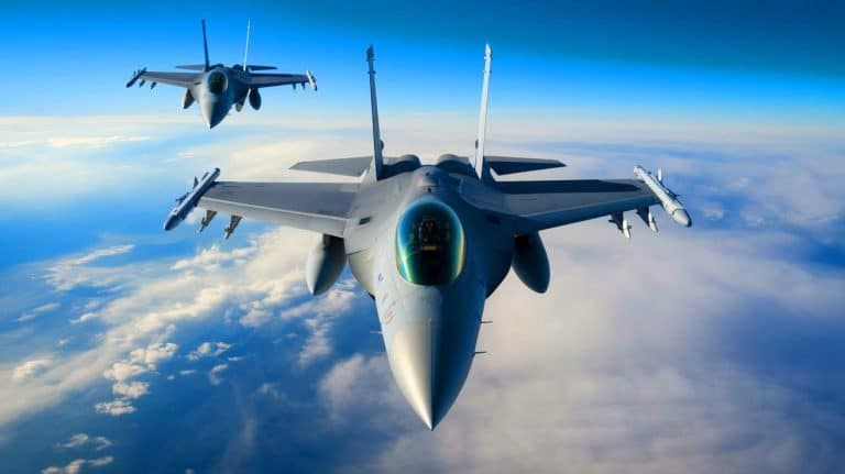 Ce F-16 unique au monde s’allie à un coéquipier IA invisible pour des combats aériens spectaculaires : une avancée militaire stupéfiante
