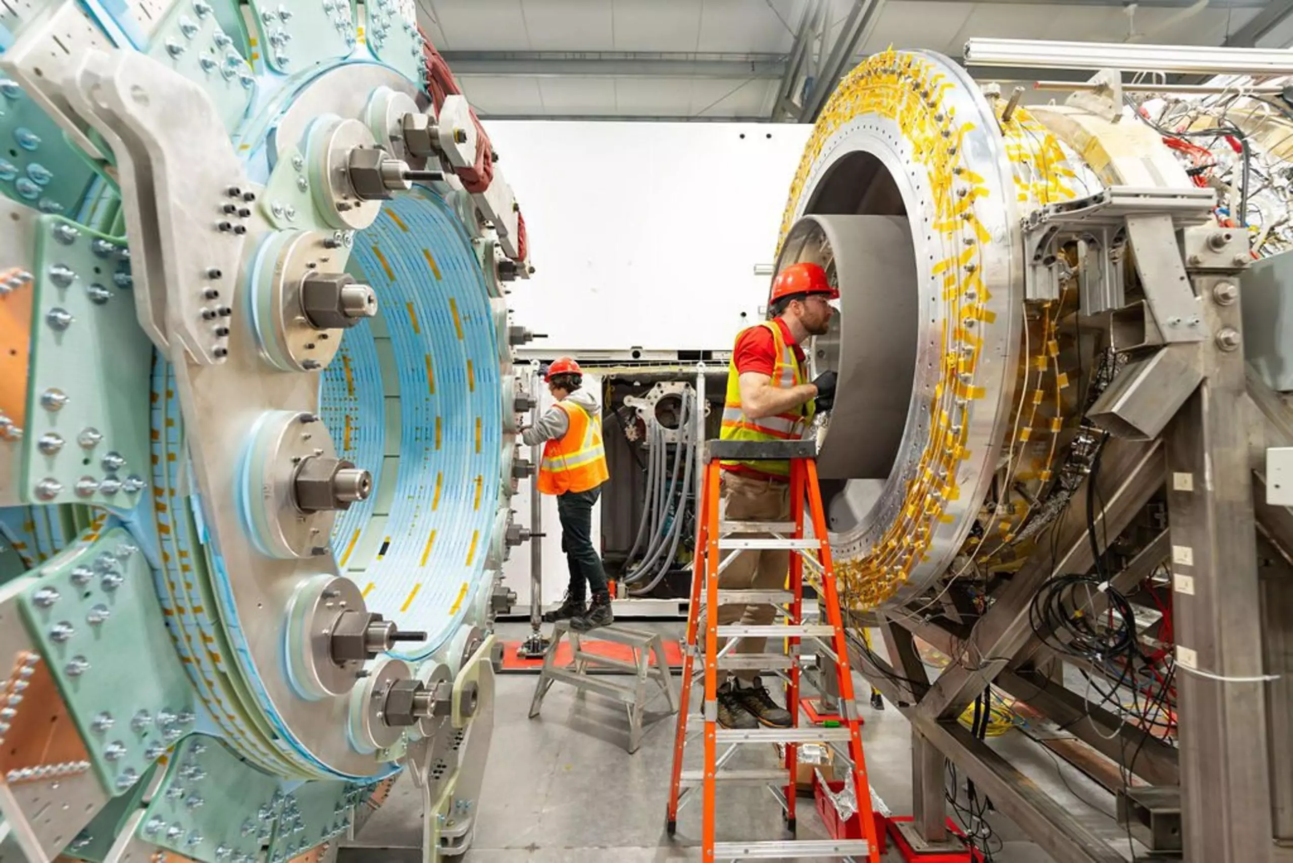 La Lawson Machine 26, aussi appelée LM26, est en cours d'assemblage – ici, l'injecteur de plasma est en train d'être intégré à un système de compression.
