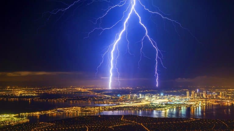 « Un éclair titanesque à 80 km d’altitude » : une photo spectaculaire depuis l’ISS capture un « jet géant » au-dessus de La Nouvelle-Orléans