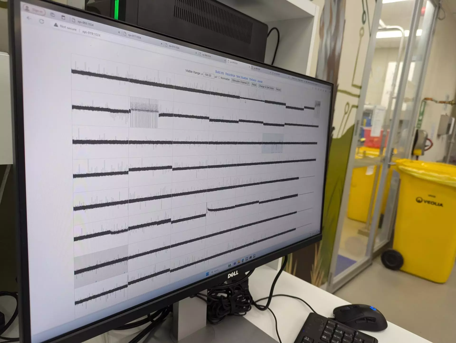 Au laboratoire, le modèle précoce CL1 est mis à l'épreuve tandis que l'équipe observe sa réaction aux stimuli (incitations)