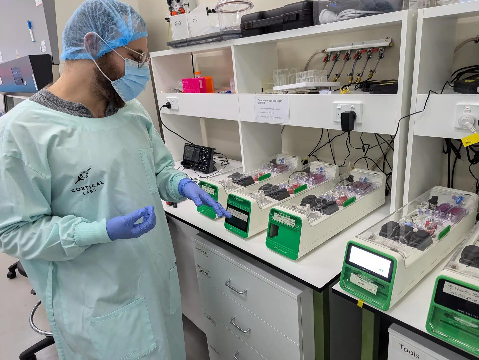 Kagan et son équipe testent les unités CL1, conçues pour préserver la santé des cellules vivant sur le matériel en silicium