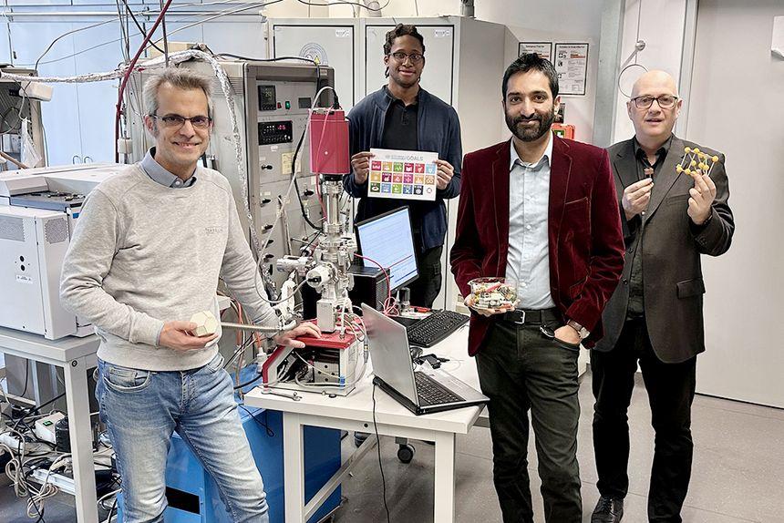 Les chercheurs Michael Stöger-Pollach, Hamilton Uchenna Aharanwa, Qaisar Maqbool, et Günther Rupprechter (de gauche à droite).