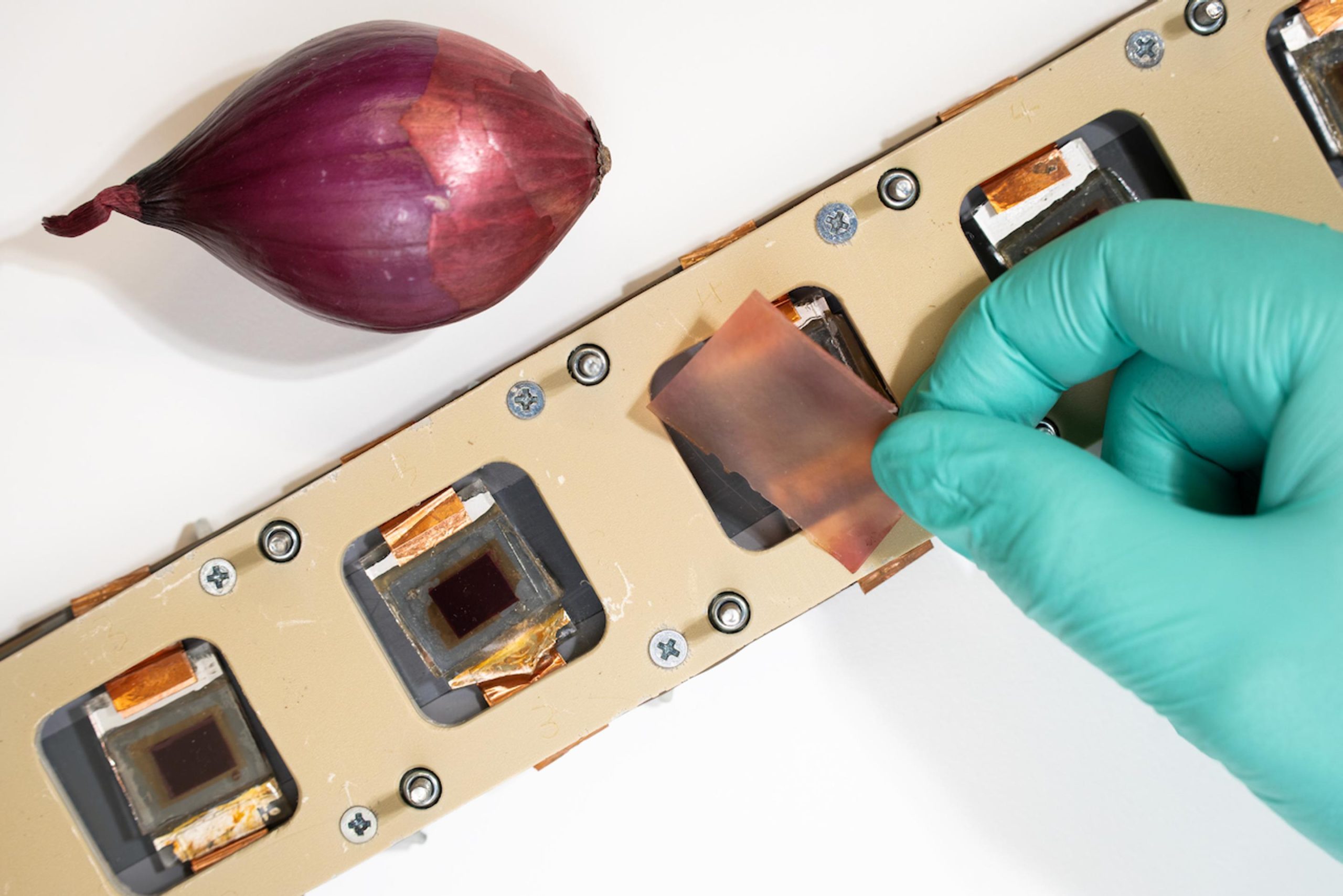 Les cellules solaires sensibilisées par colorant ont été utilisées dans l'étude, car elles sont particulièrement sensibles aux dommages causés par les UV.
