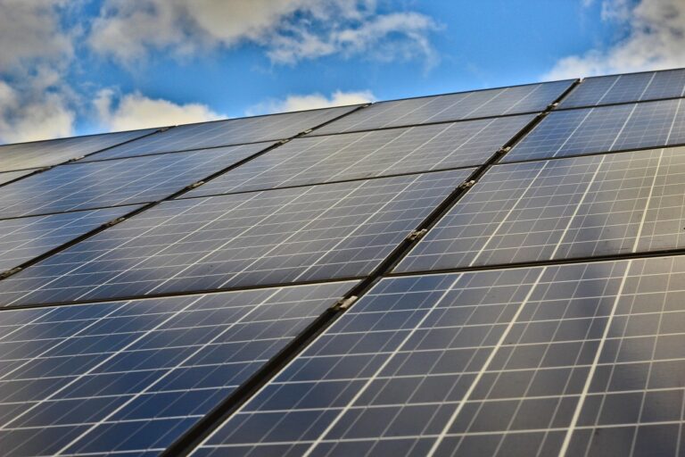 En atteignant une efficacité record de 94%, ces nouveaux modules solaires inversés chinois promettent de bouleverser l&rsquo;avenir énergétique mondial