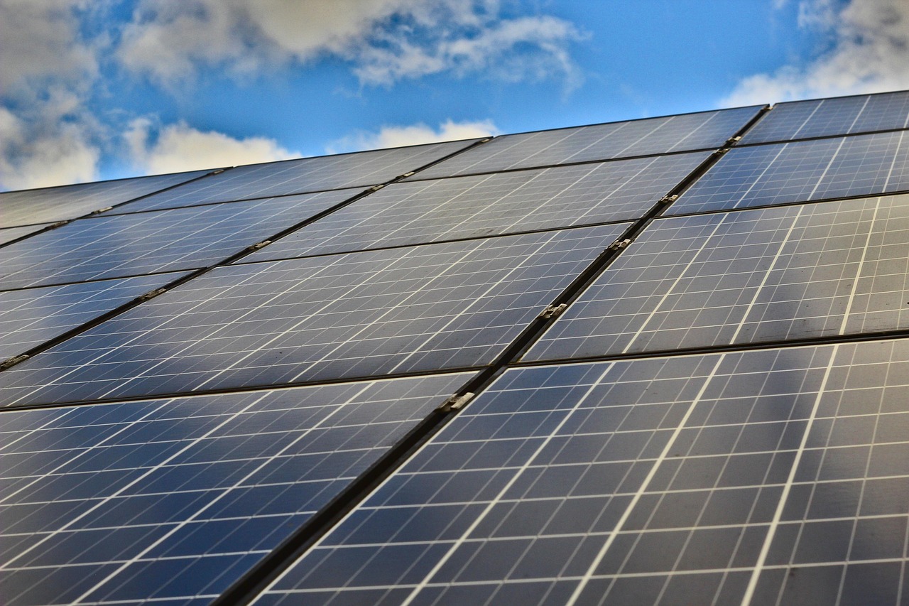 En atteignant une efficacité record de 94%, ces nouveaux modules solaires inversés chinois promettent de bouleverser l&rsquo;avenir énergétique mondial