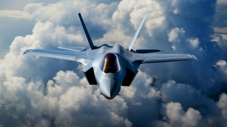 « Les États-Unis en alerte » : la Chine fait décoller son chasseur de nouvelle génération juste après l’annonce du F-47 par Trump