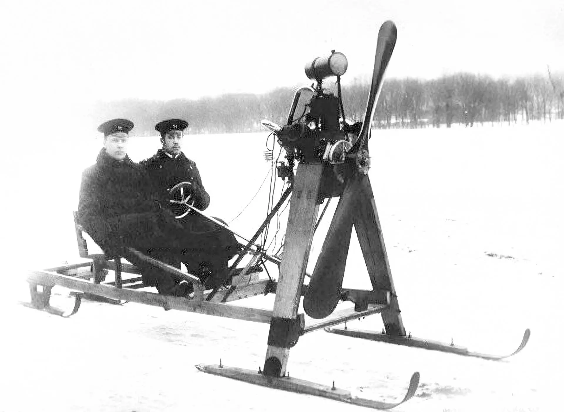 Igor Sikorski émigra aux États-Unis et fonda le plus grand fabricant d'hélicoptères au monde. Voici Igor encore étudiant à Kiev (aujourd'hui en Ukraine), construisant sa première aéroglisseur en 1909. C'est Igor avec la roue. Le nom de son compagnon n'a pas été conservé dans l'histoire. Plus d'infos ici.