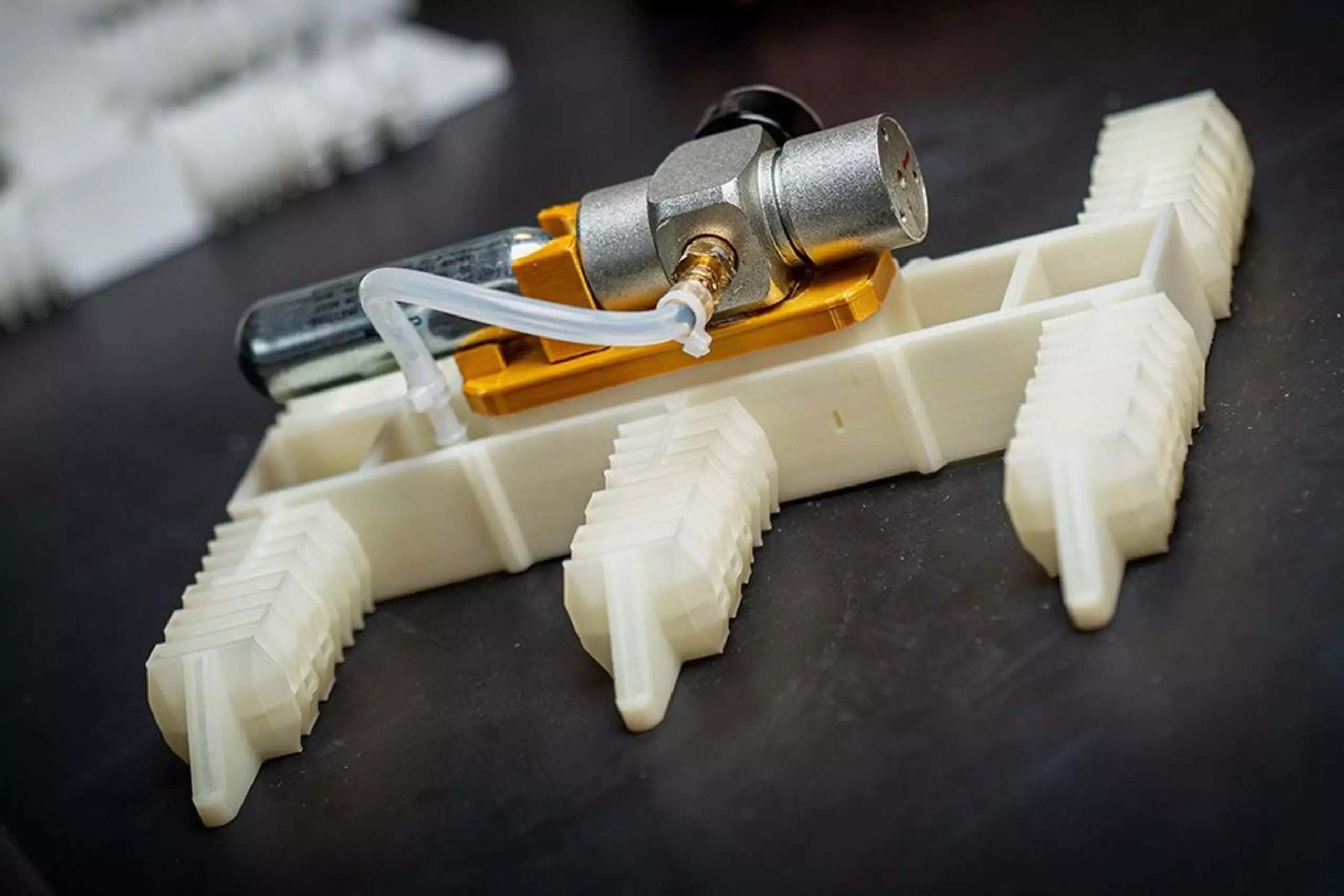 Une cartouche suffit pour faire marcher l'appareil pendant 80 secondes sur une surface plane