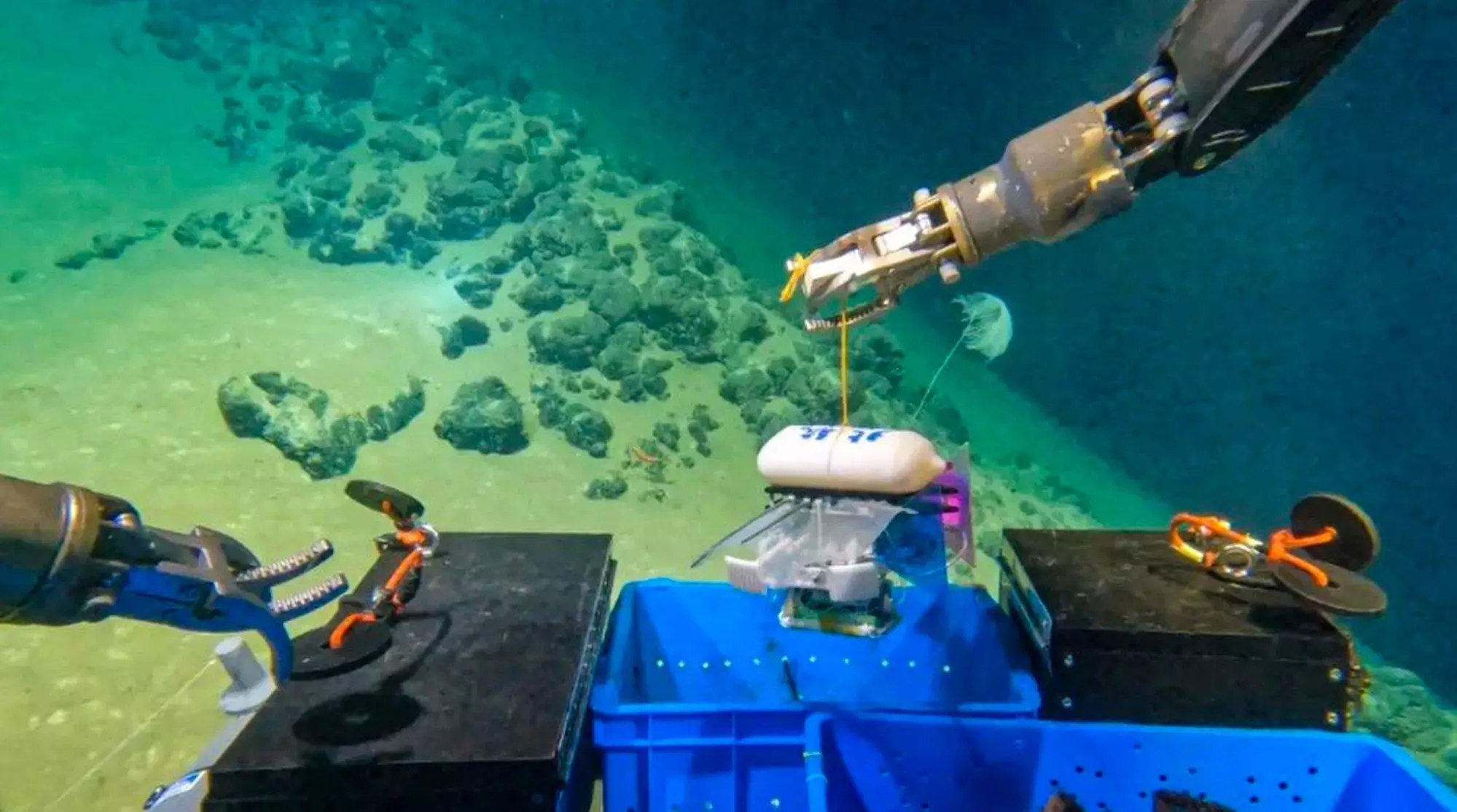 Le drone miniature conçu pour les profondeurs marines est envoyé explorer la fosse des Mariannes. Photo : Université Beihang