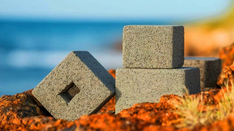 « Ils capturent le carbone en construisant » : ce béton révolutionnaire, conçu avec de l’eau de mer et de l’électricité, pourrait transformer l’industrie
