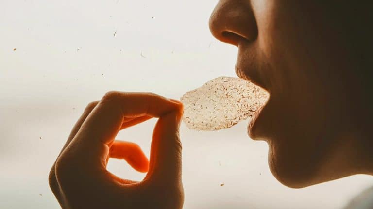 30 000 microplastiques avalés par an : ce chewing-gum quotidien transforme votre bouche en décharge invisible