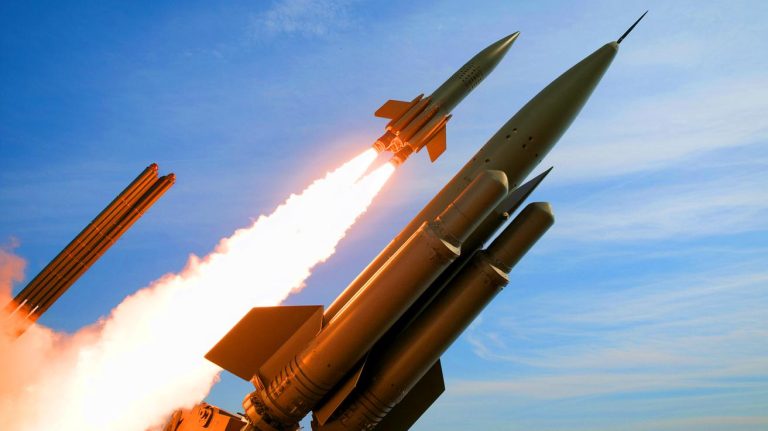 L&rsquo;armée US dévoile un missile de croisière révolutionnaire : un tir vertical et une portée destructrice digne du HIMARS