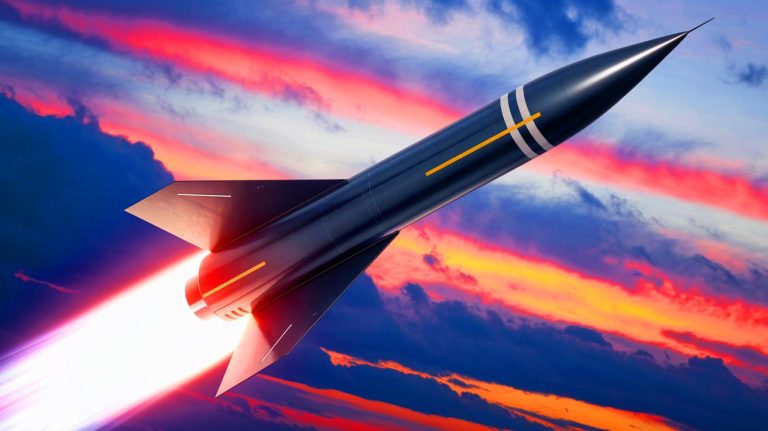 « Cette course à l’armement tourne au cauchemar » : les États-Unis dépassés par leurs rivaux dans le développement des missiles hypersoniques, un revers stratégique majeur
