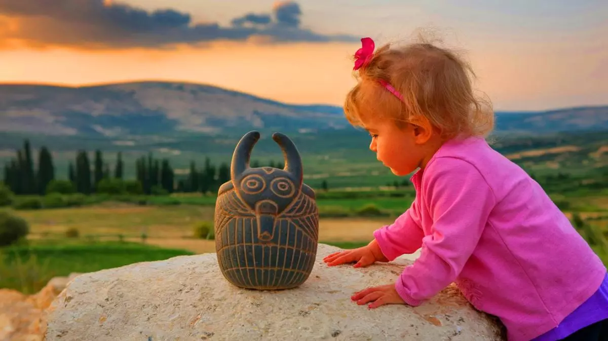 Cette fillette de 3 ans découvre en Israël la plus ancienne amulette scarabée : un trésor vieux de 3.500 ans bouleverse les archéologues