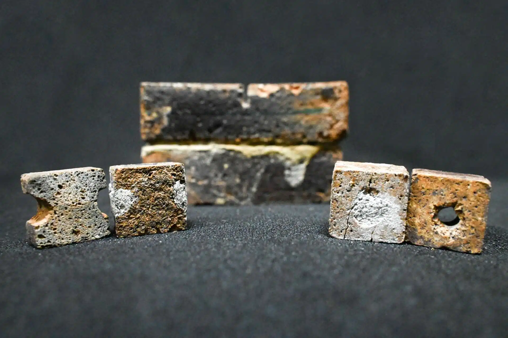 Briques avec des défauts créés artificiellement, ainsi que des briques réparées grâce à une solution à base de bactéries