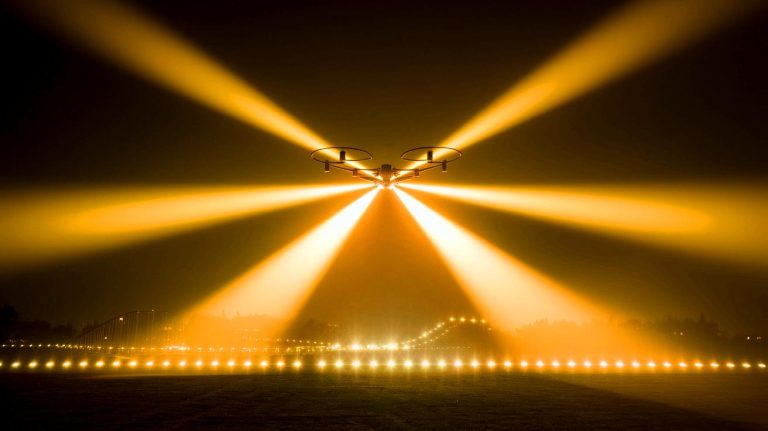 « Il fait jour en pleine nuit » : un drone surpuissant crache 300 000 lumens et transforme l’obscurité en lumière aveuglante